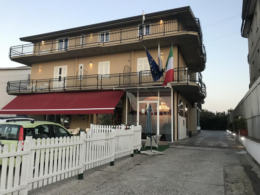 Hotel Ascot カイアネッロ エクステリア 写真